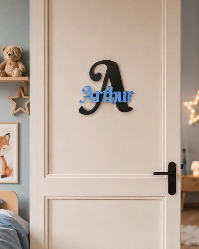 Plaque de porte personnalisée prénom + initiale — Rose Tudor, chambre bébé