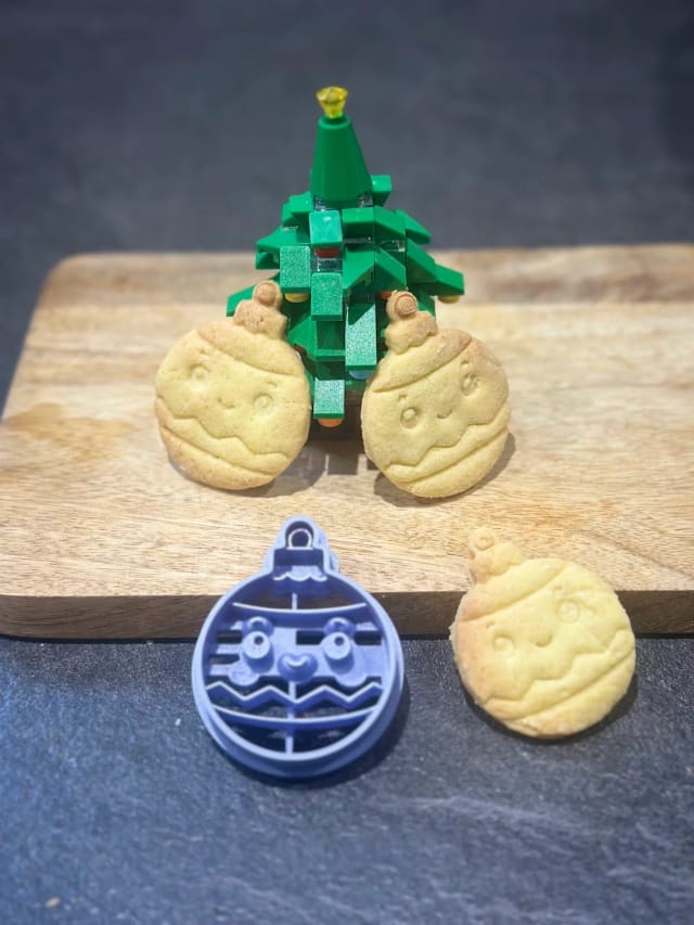 Tagliabiscotti pallina di Natale Kawaii