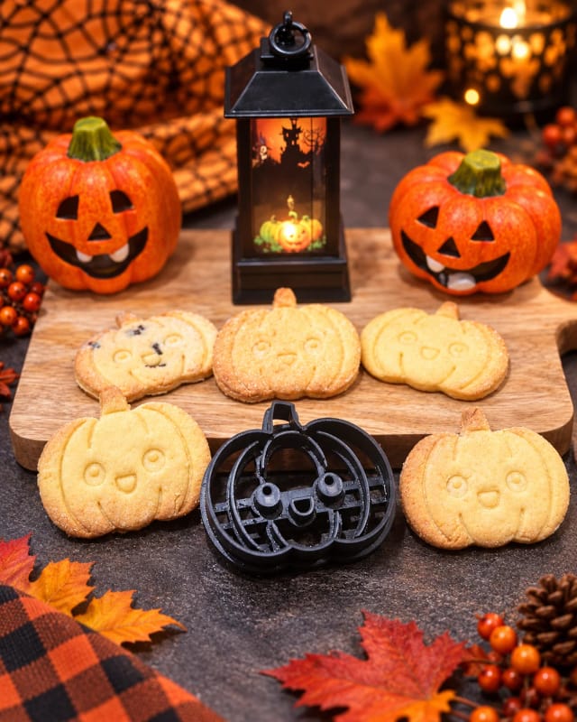 Koekjesuitsteker pompoen met stempel — zandkoekjes voor Halloween